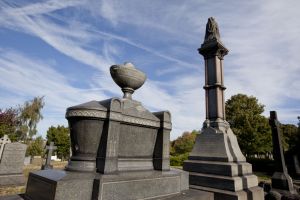 undercliffe september 26 2011 holden monument sm.jpg